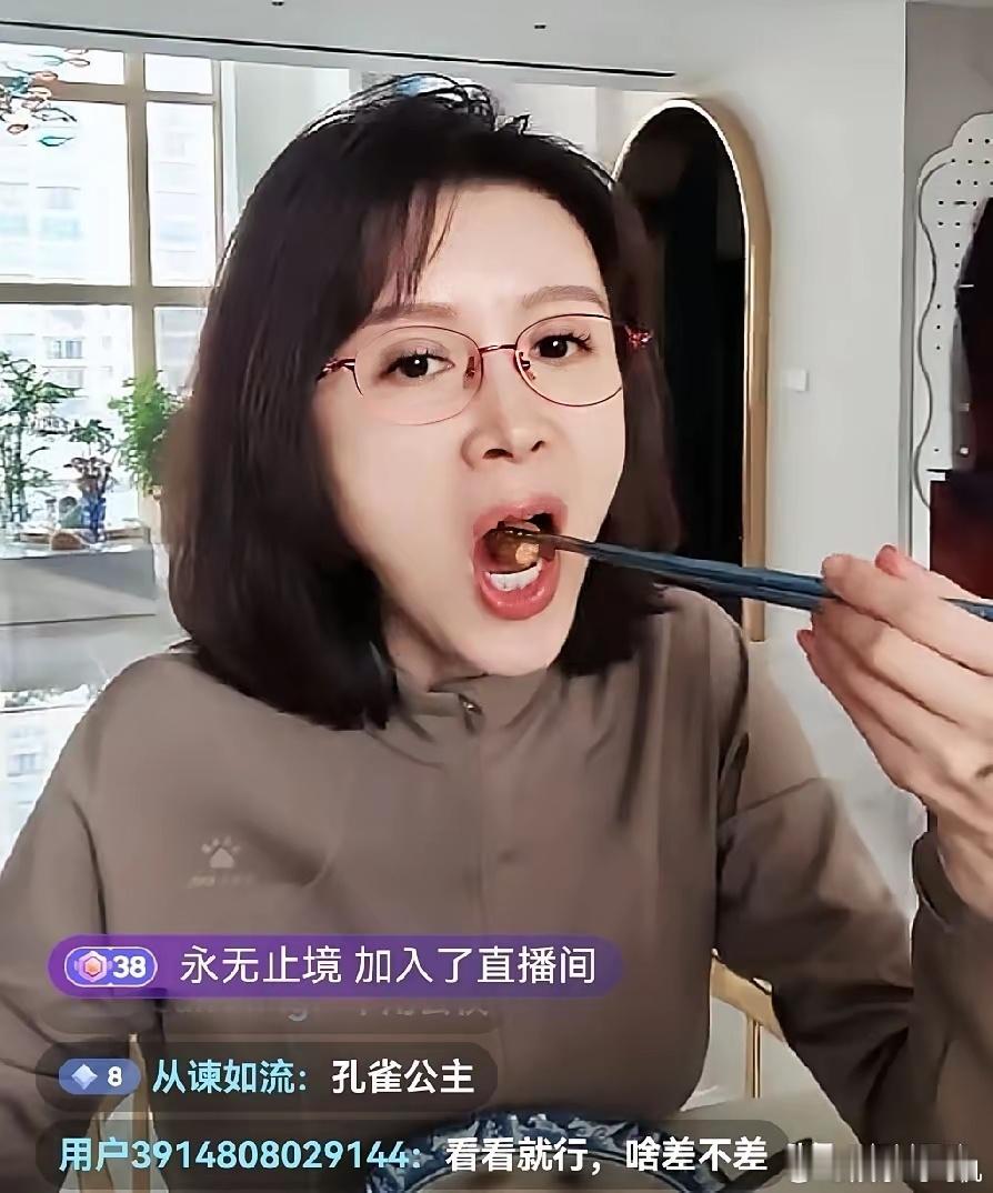 金巧巧吃饭时，给保姆夹菜让保姆去旁边吃，但她在夹菜时嗦了嗦筷子，筷子沾着口水扒拉