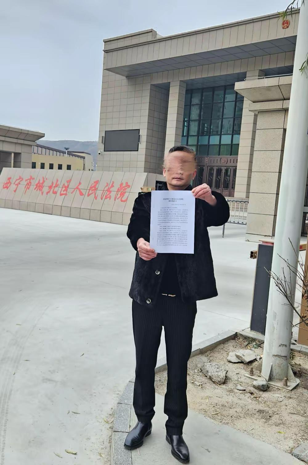 青海西宁男子孙先生因母亲在派出所遭责骂时插了一句话，竟被民警和辅警拖进无监控女厕