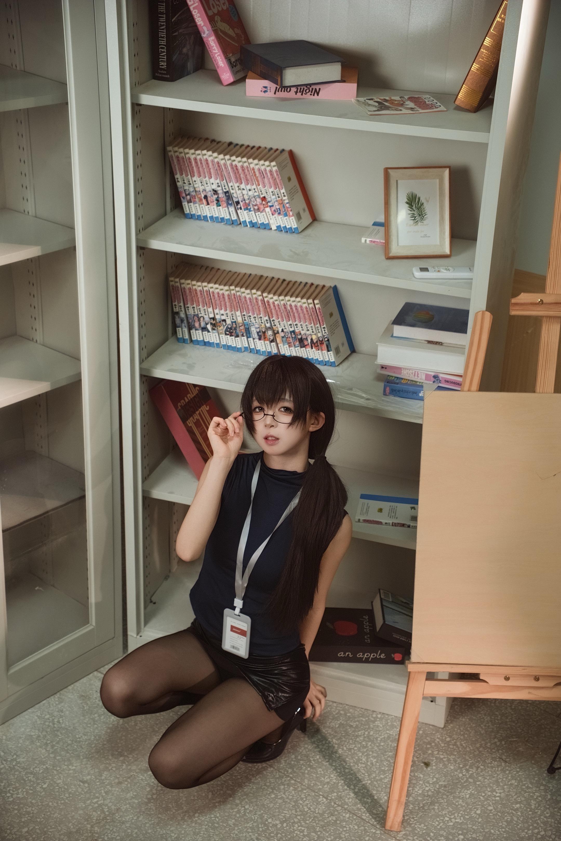 图书馆の心动瞬间，黑丝眼镜娘。