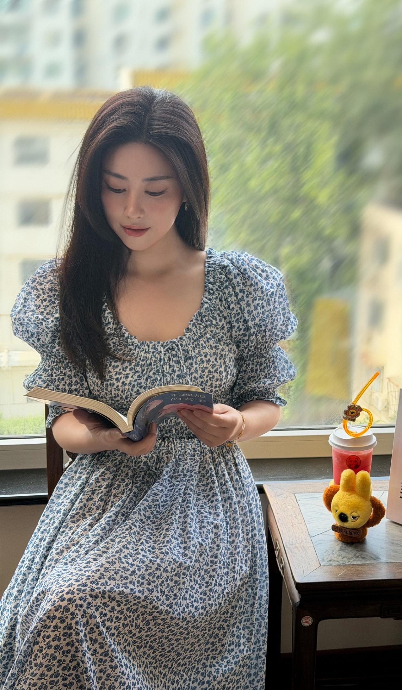 朱珠近照～看书或捧杯她，低头看书时，温柔似水，品味十足，诠释了一个中年气质女人