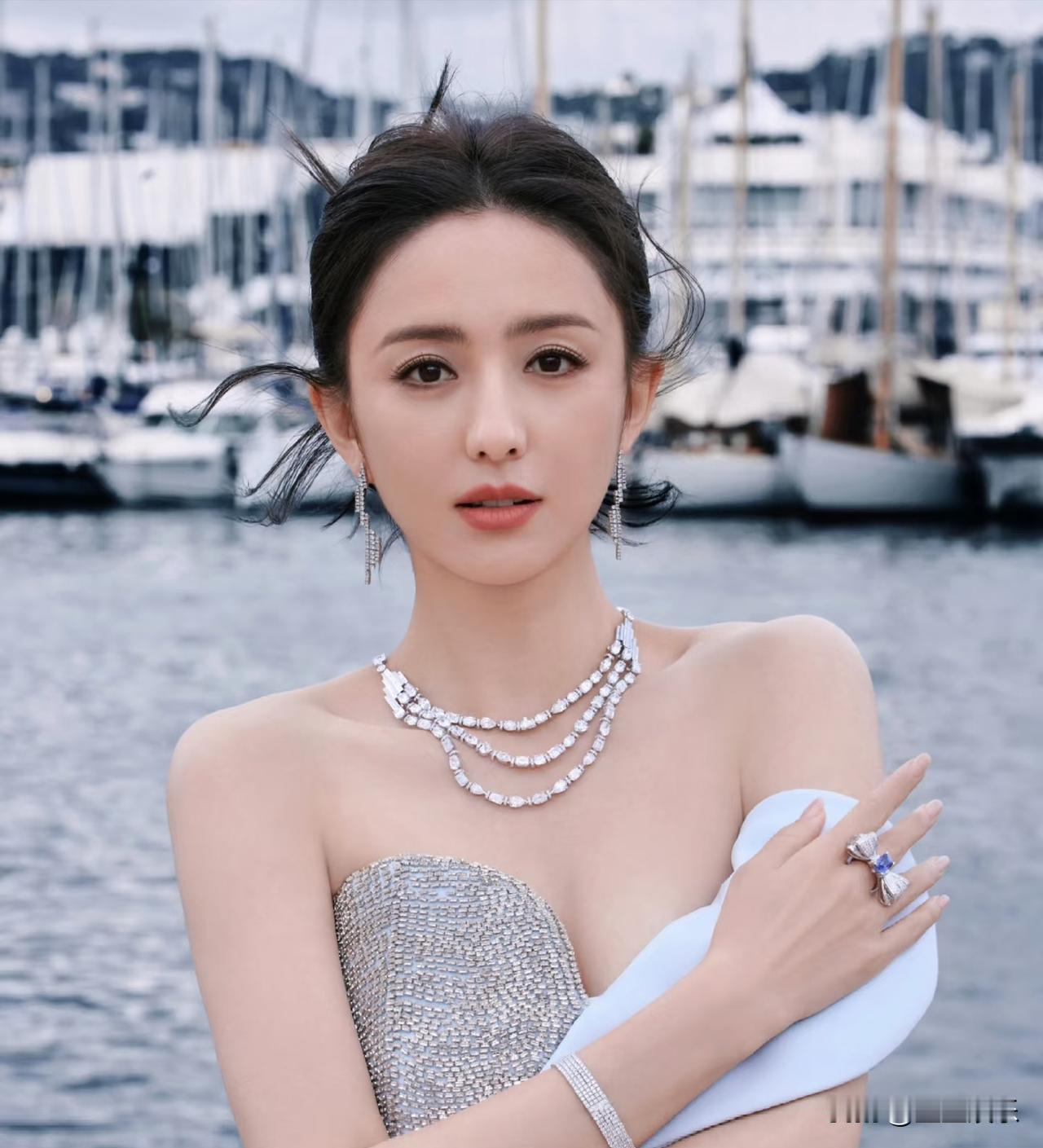 大实话：这场离婚，是她做过最棒的选择。你看，她赢在“不开口”。当绯闻满天飞时