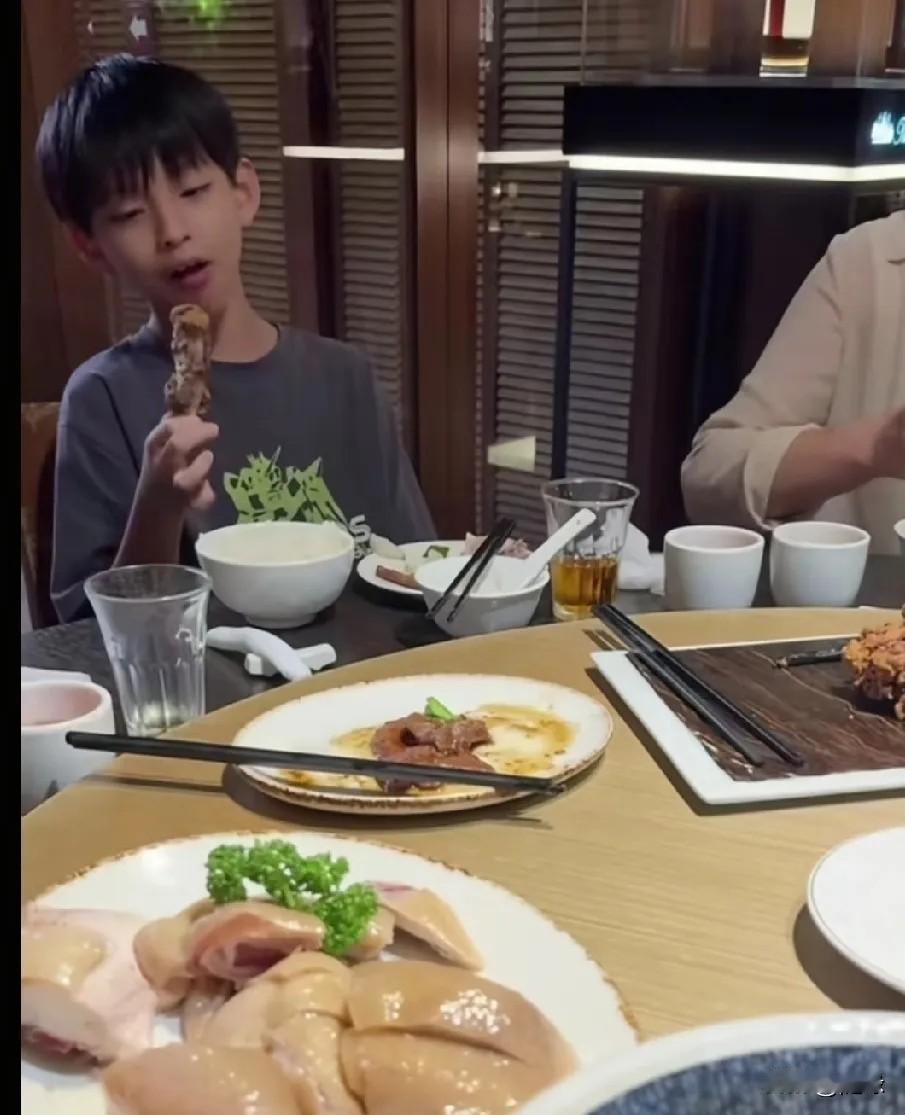 汪小菲彻底打破S家束缚!他真的不惧人言，开始大大方方晒孩子了，小箖箖的正面照曝