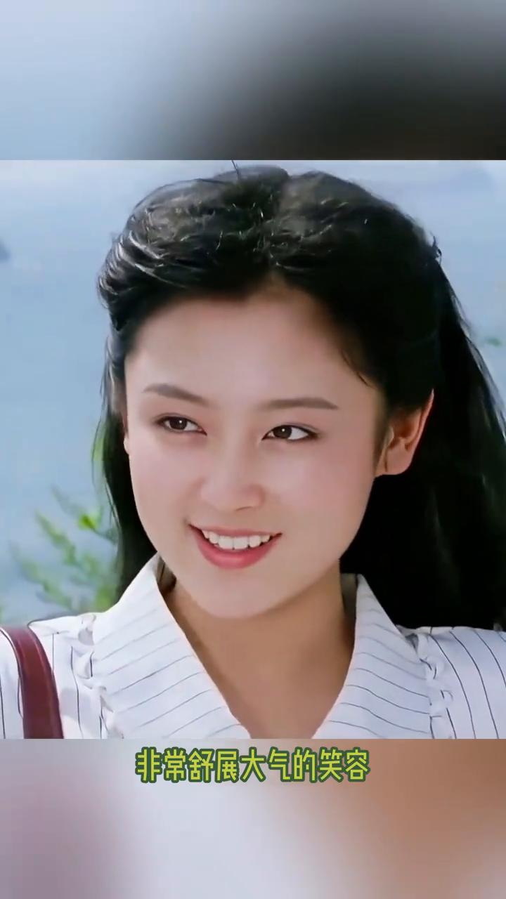 完全理解陈红为什么会被说是大陆第一美女了，她的肌肉走向好好，连牙齿都这么整齐，非