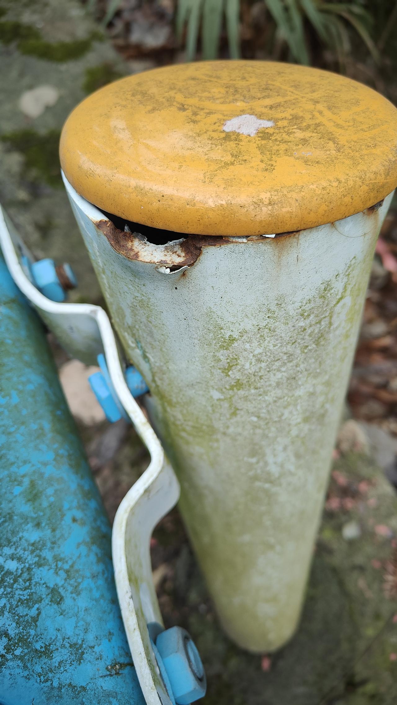 护栏用的钢质量不怎么样才几年就开始生锈了