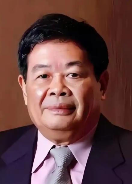 曹德旺喜欢400多万宾利，但是太贵，坐不起，可他转身却买了一辆600万的红旗，奇