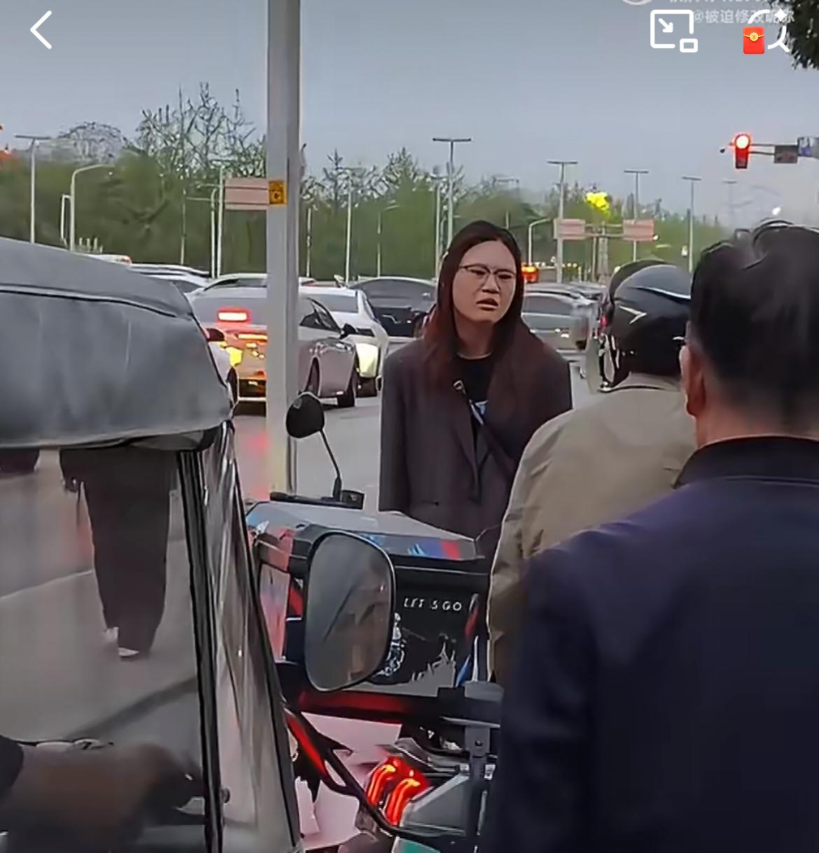 小仙女逆行，把外卖小哥的东西撞坏了，不说赔偿就想开溜，被小哥冲过去给抓回来，这么