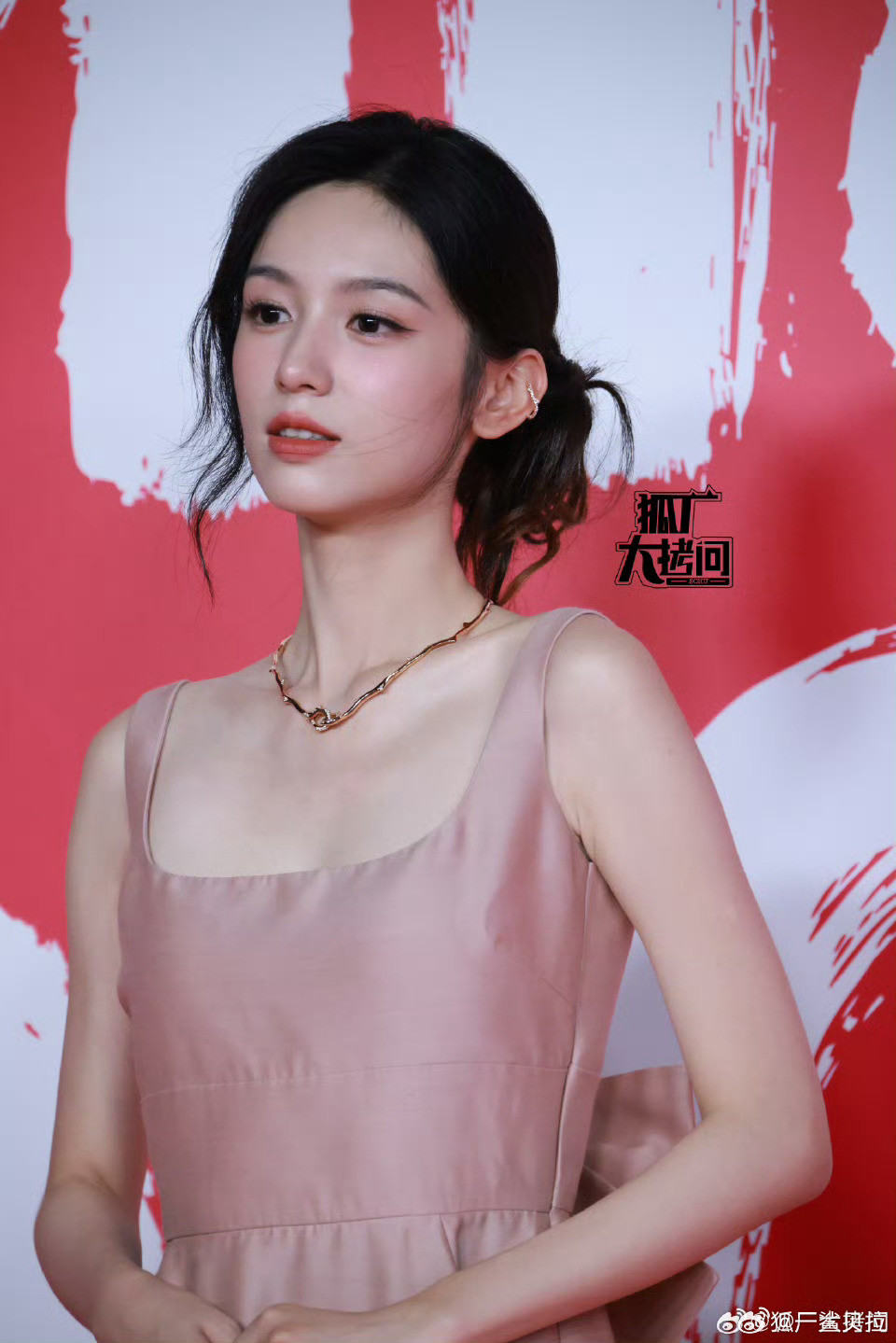 虽然裙子像一块窗帘但脸是美的迪奥活动​​​