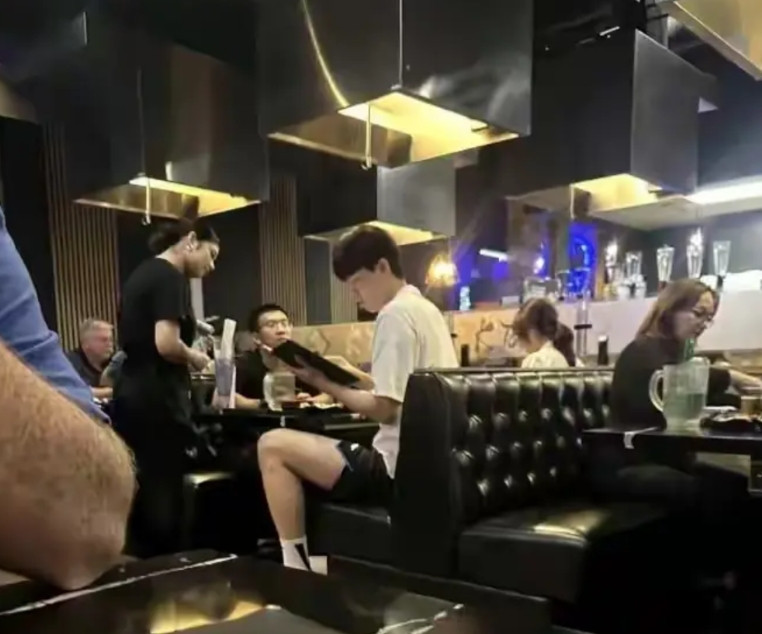 从杨瀚森频繁外出就餐判断：杨瀚森职业生涯处在转折点首先，作为职业运动员，应该