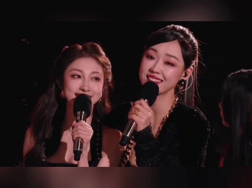 小婉管乐：舞台上的纯粹友谊之光在《乘风2025》成团名单公布时，张小婉与管乐携