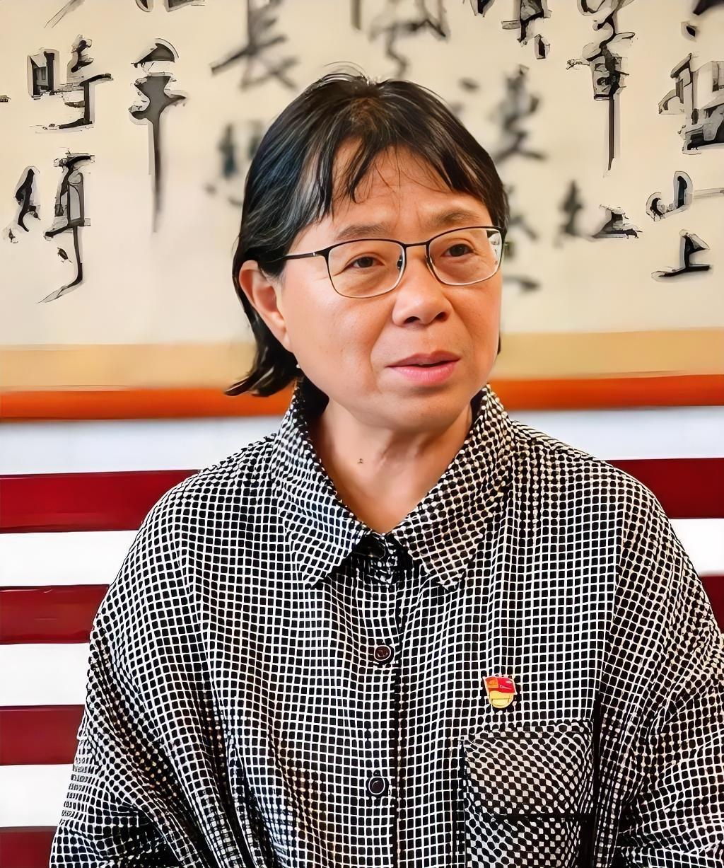 张桂梅交棒那天，她终于笑了新教学楼的钥匙交出去的时候，张桂梅站在门口看了好久