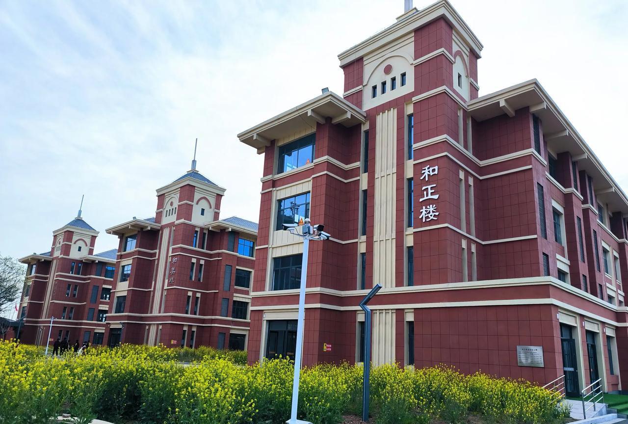你愿意任教你自己不擅长的学科吗？每年暑假开始安排任课往往特别困难。主要原因在于
