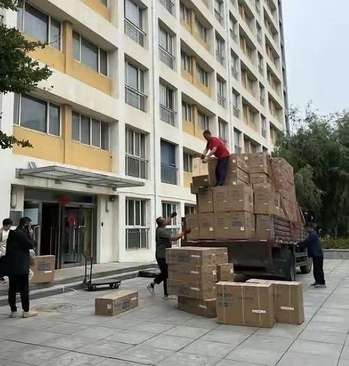 看到个有意思的事——大连某海事学院的大学生终于在父亲节的前一天盼来了期待已久的装