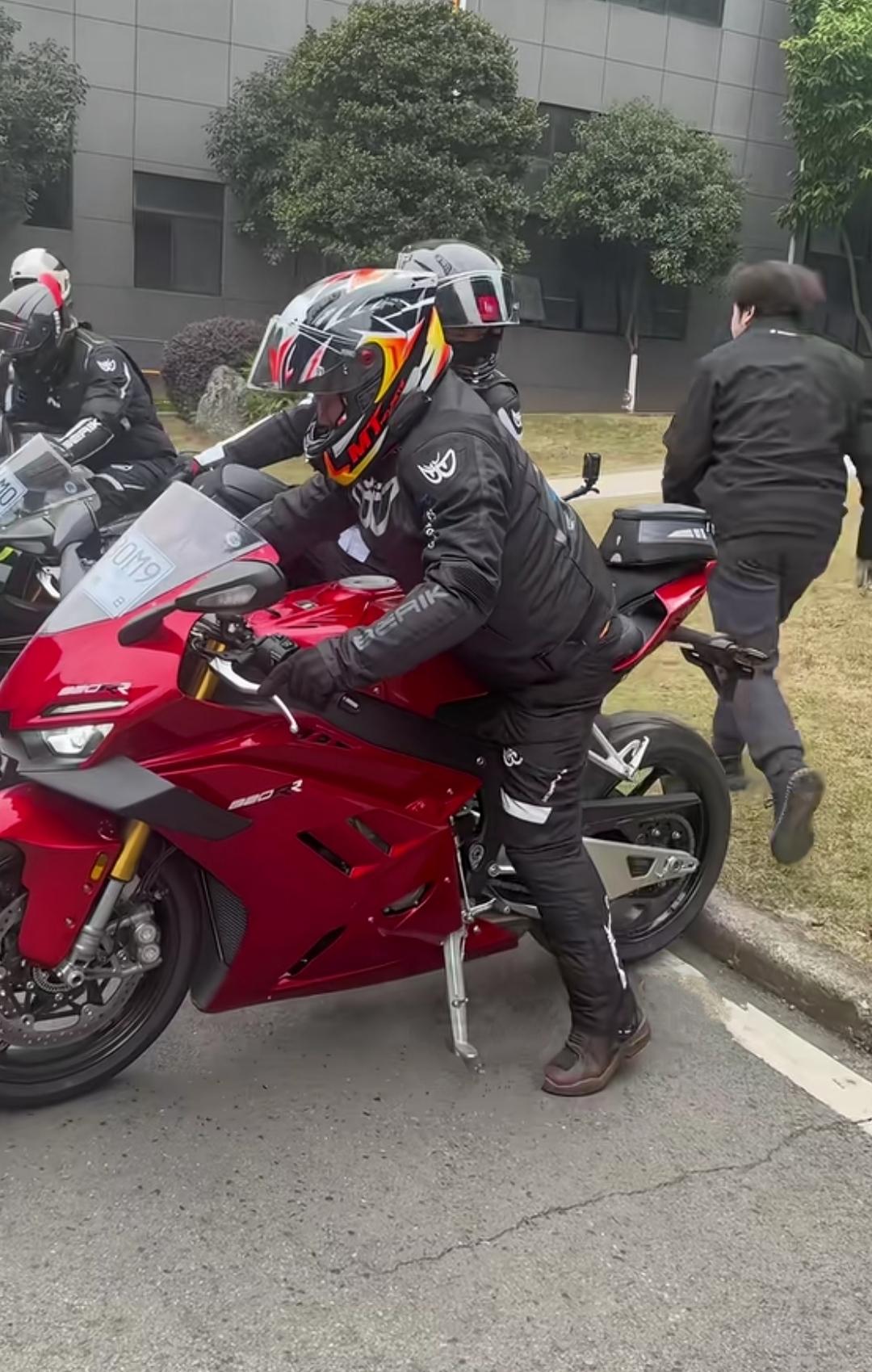 张雪自己坐上820rr有点尴尬，没别的，就是腿不够长造成的！有博主发现，即便