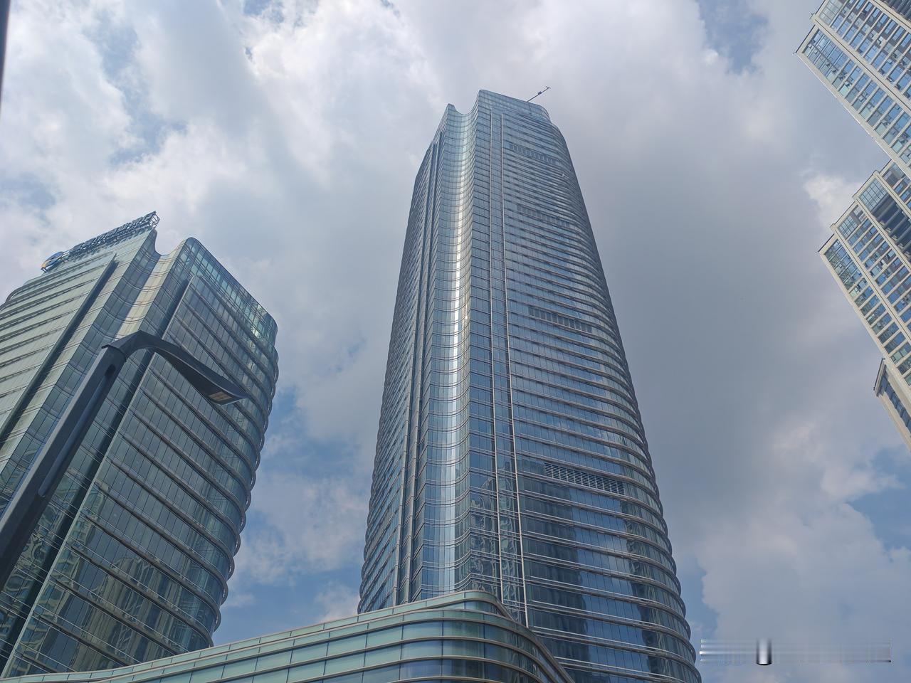 农民工快餐再降价！位于宜宾叙州区288楼下的两个快餐店从这里有工地便一直在经营，