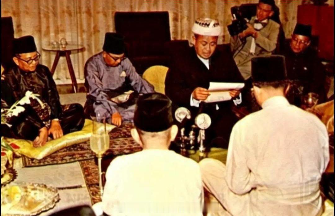王室王室马来西亚王室玻璃老照片：1962年5月，玻璃拉惹的长女沙丽芙嫁给了柔佛