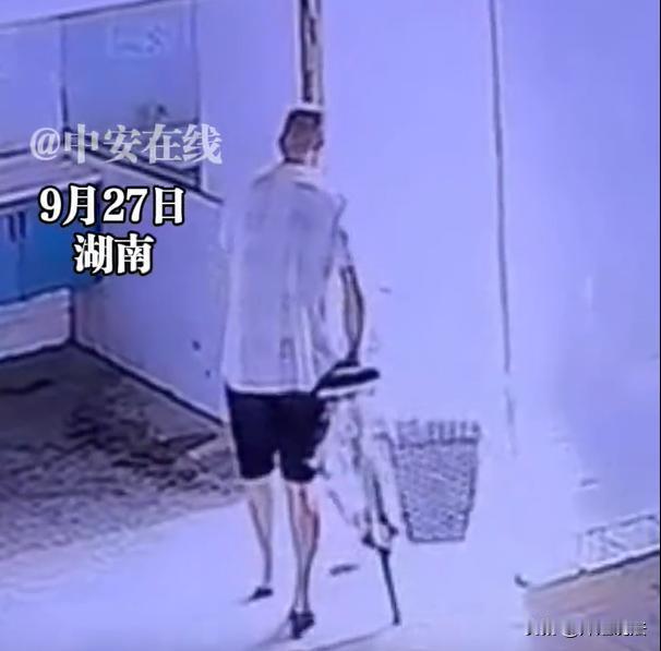 湖南，一位老人推车出门，与一名黑衣男子擦肩而过。男子走进楼栋准备上楼，突然听到门