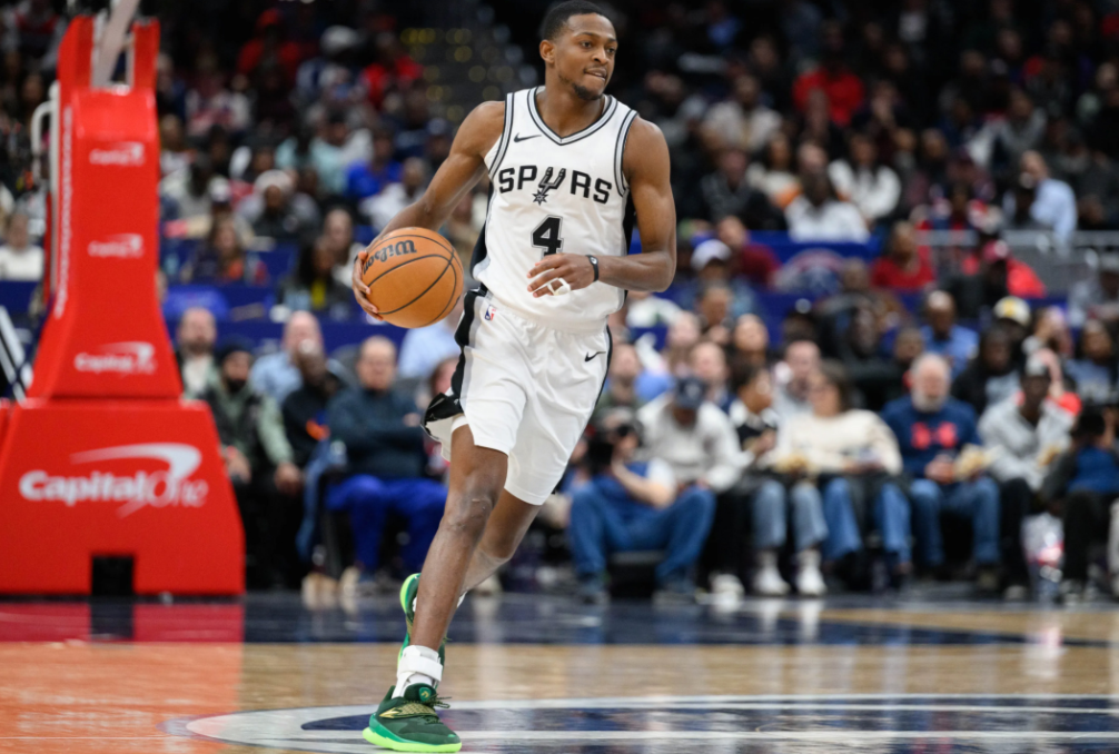 马刺队的新王强势爆发，就在上场遭遇战，他们就以121:106的战绩将活塞这支球队