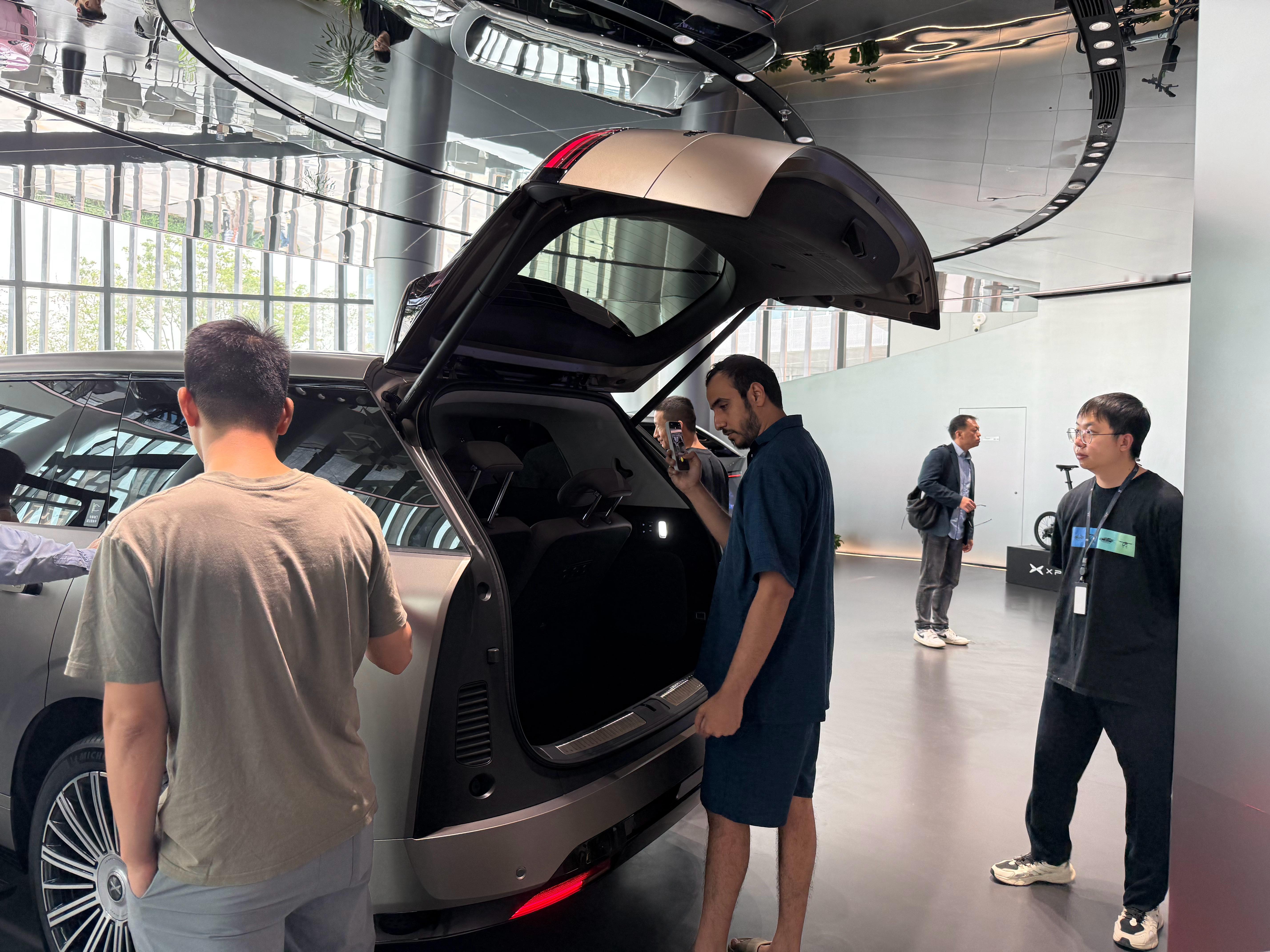 发现俩老外看小鹏GX好认真