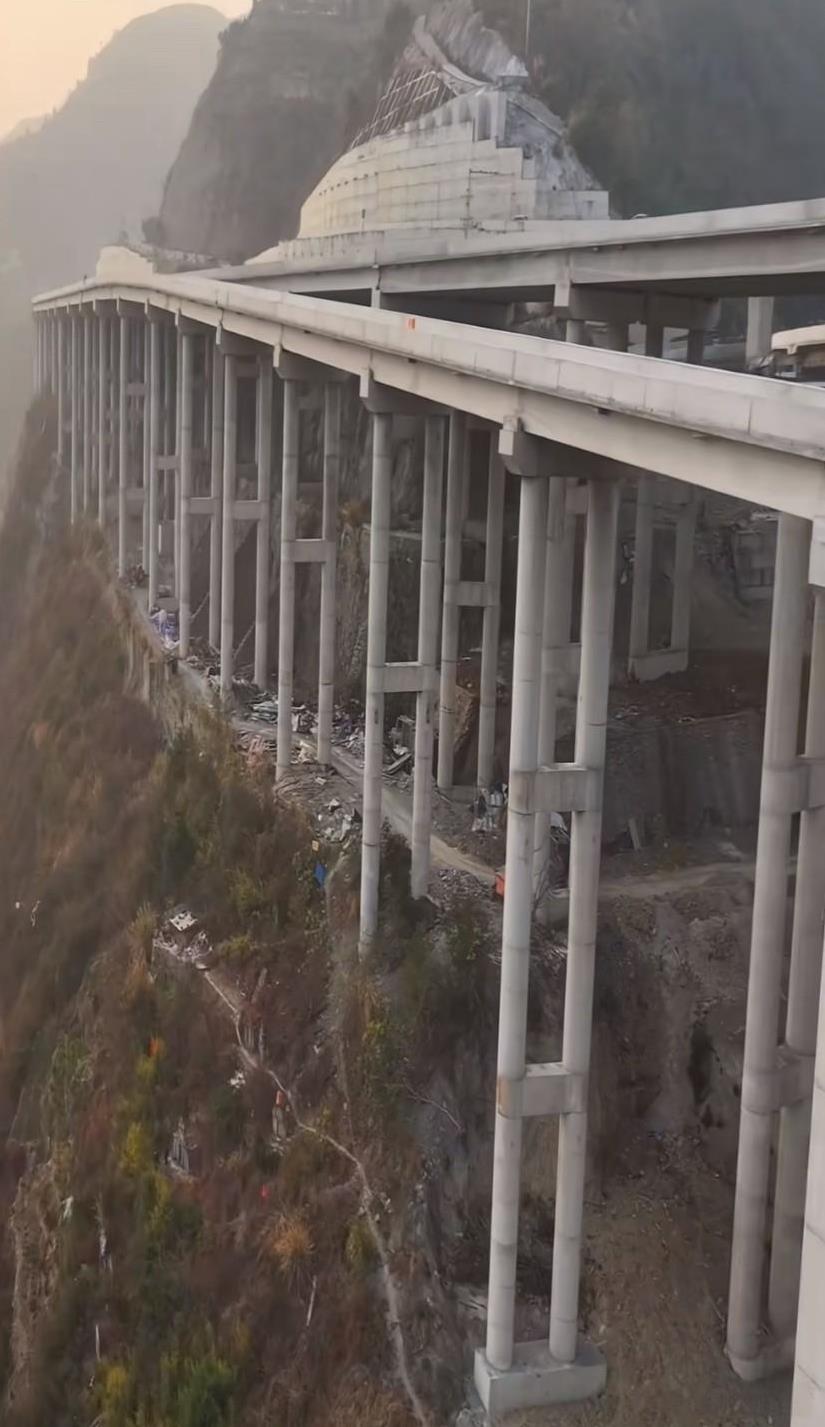 这种环境修路难度太大了，除了基建大国没有任何国家能建吧，我想问一下这路一公里需要