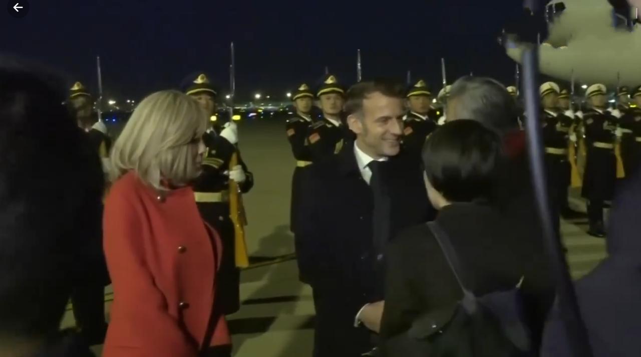 马克龙抵达北京机场，为总统先生开车门的兵哥哥又飒又帅！12月3日法国总统夫妇抵达