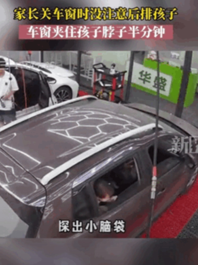 “当妈的真是无敌，生怕闺女吊不死”一女司机开车去保养，车子停下来，女子习惯性将