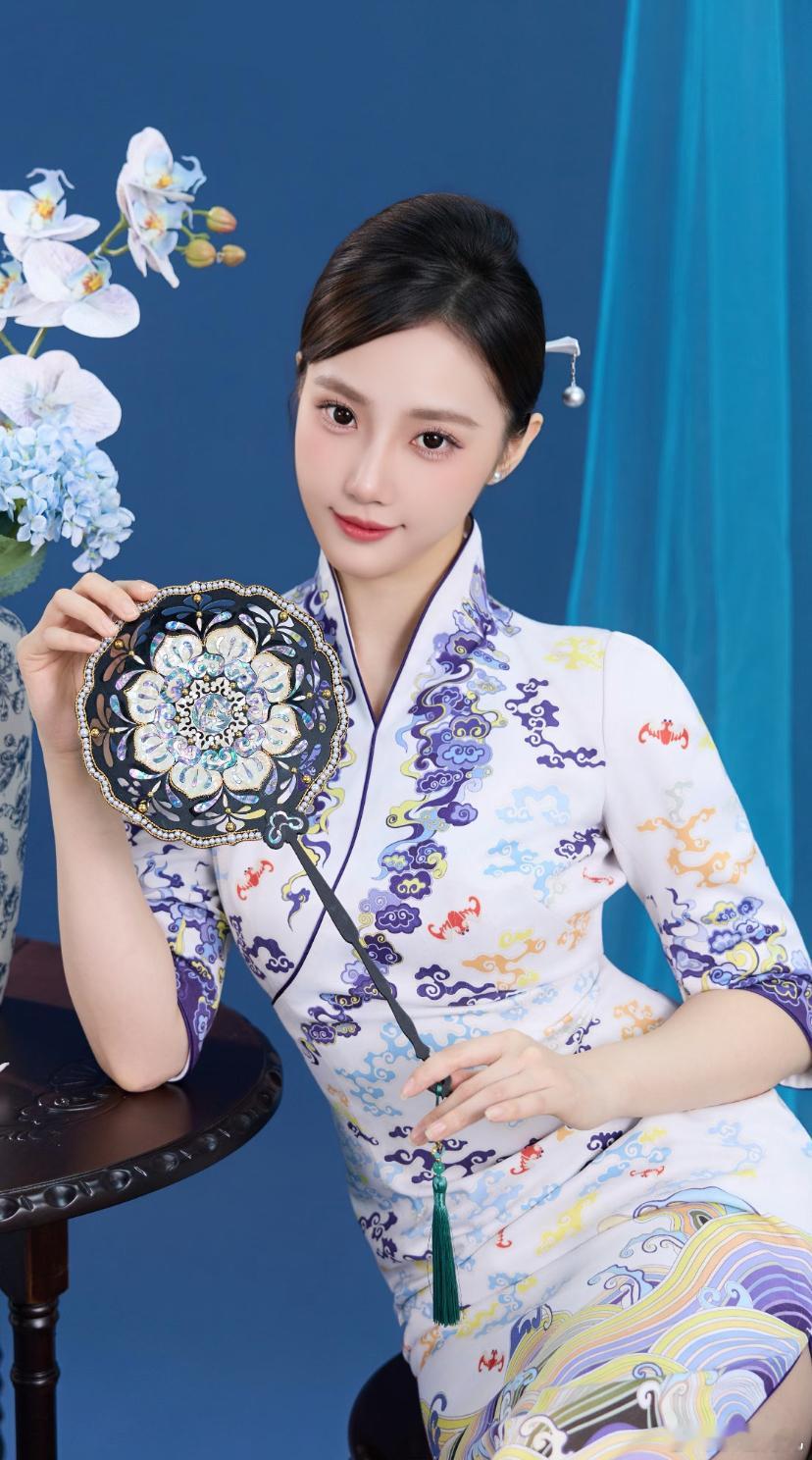 海航空姐的制服照，又美又飒。