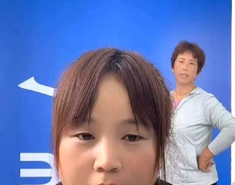 乡野农哥在丹丹直播间被骂惨了[哭哭]农哥一说话就有人骂他，他都不敢出镜了