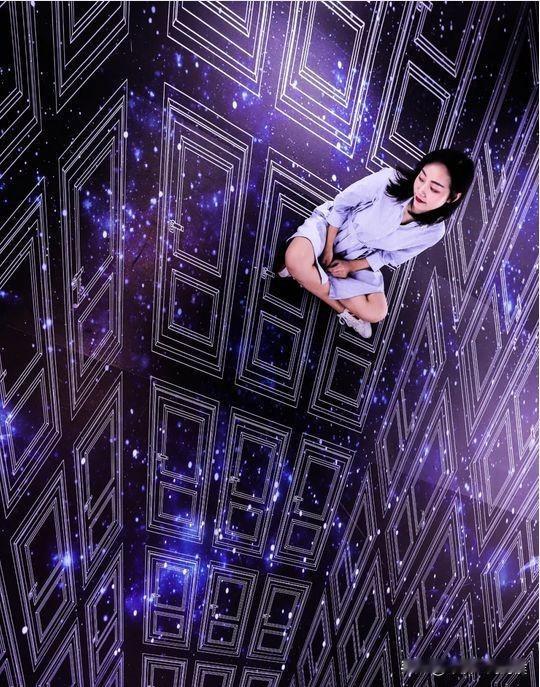 其实我们经常误入平行世界。女朋友周末加班很累，周一要在家里好好休息，给我放一天