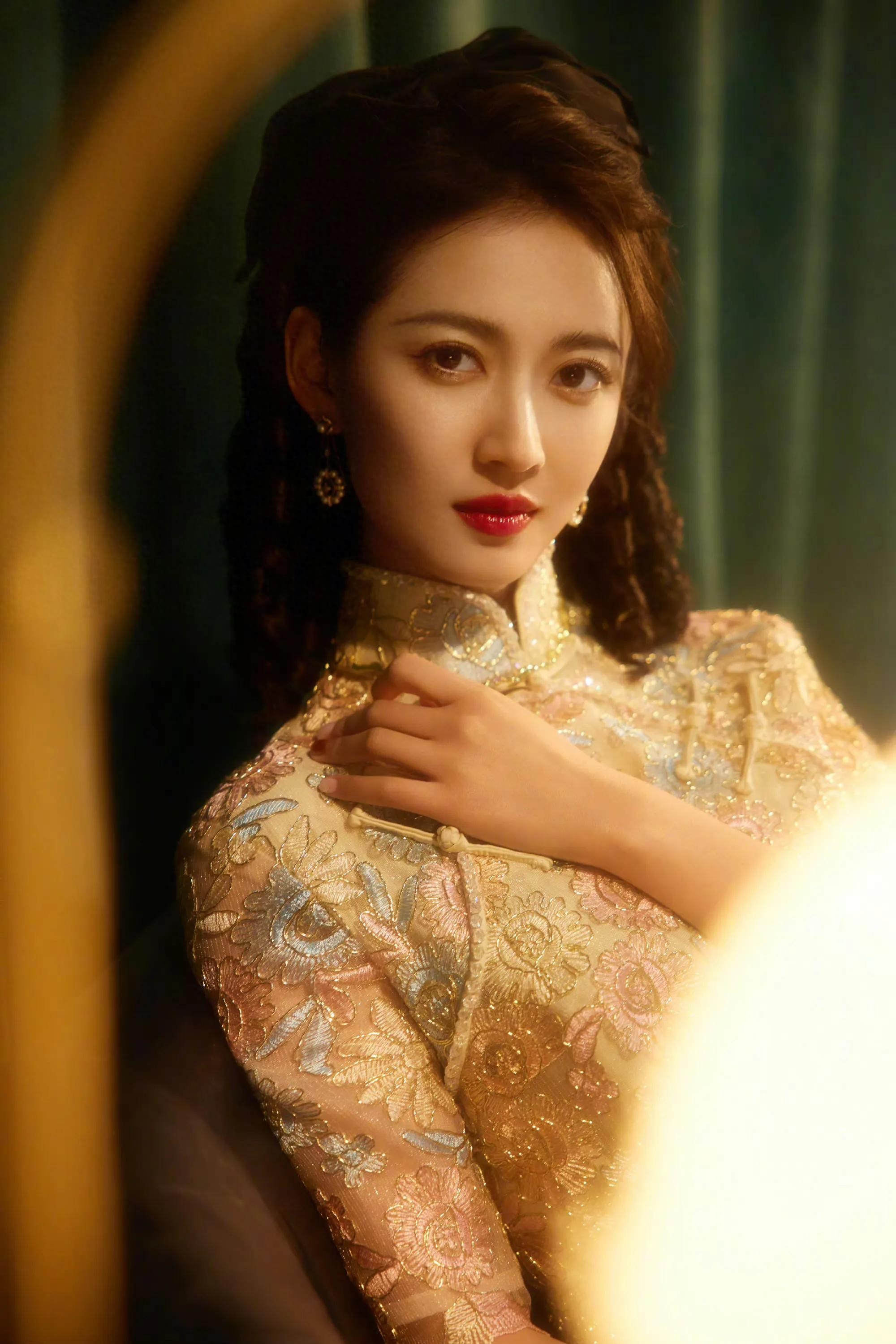 明星陈钰琪时尚合集：出水芙蓉、婀娜多姿