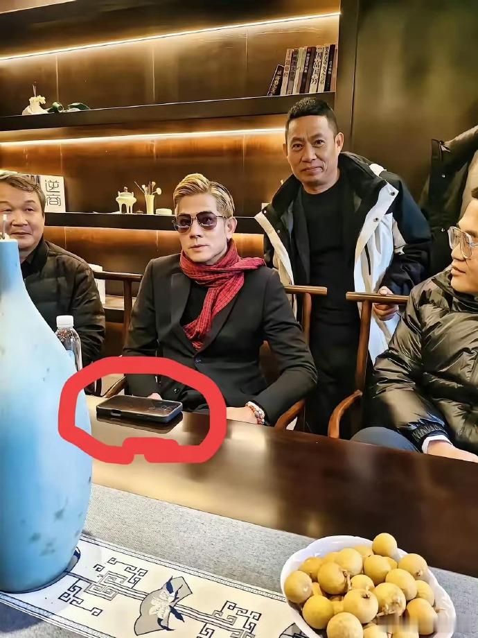 郭富城，身价过亿，日常奢华却持朴素手机。对物质看淡，尽显真实随性一面。​​​