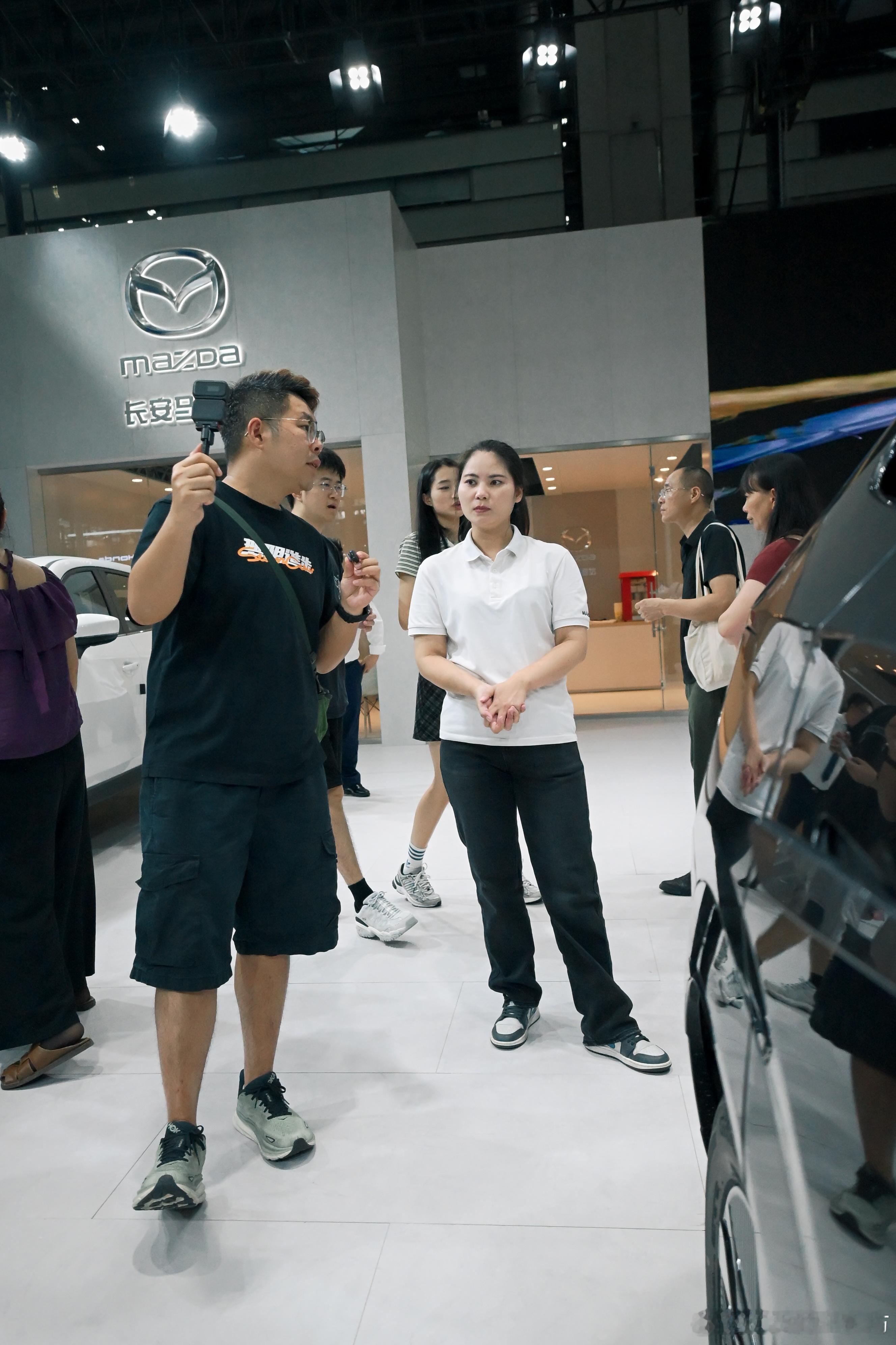 昨天去深圳车展主要是给兄弟们问问大概的优惠情况基本上采访和拍摄都比较顺利随机找到