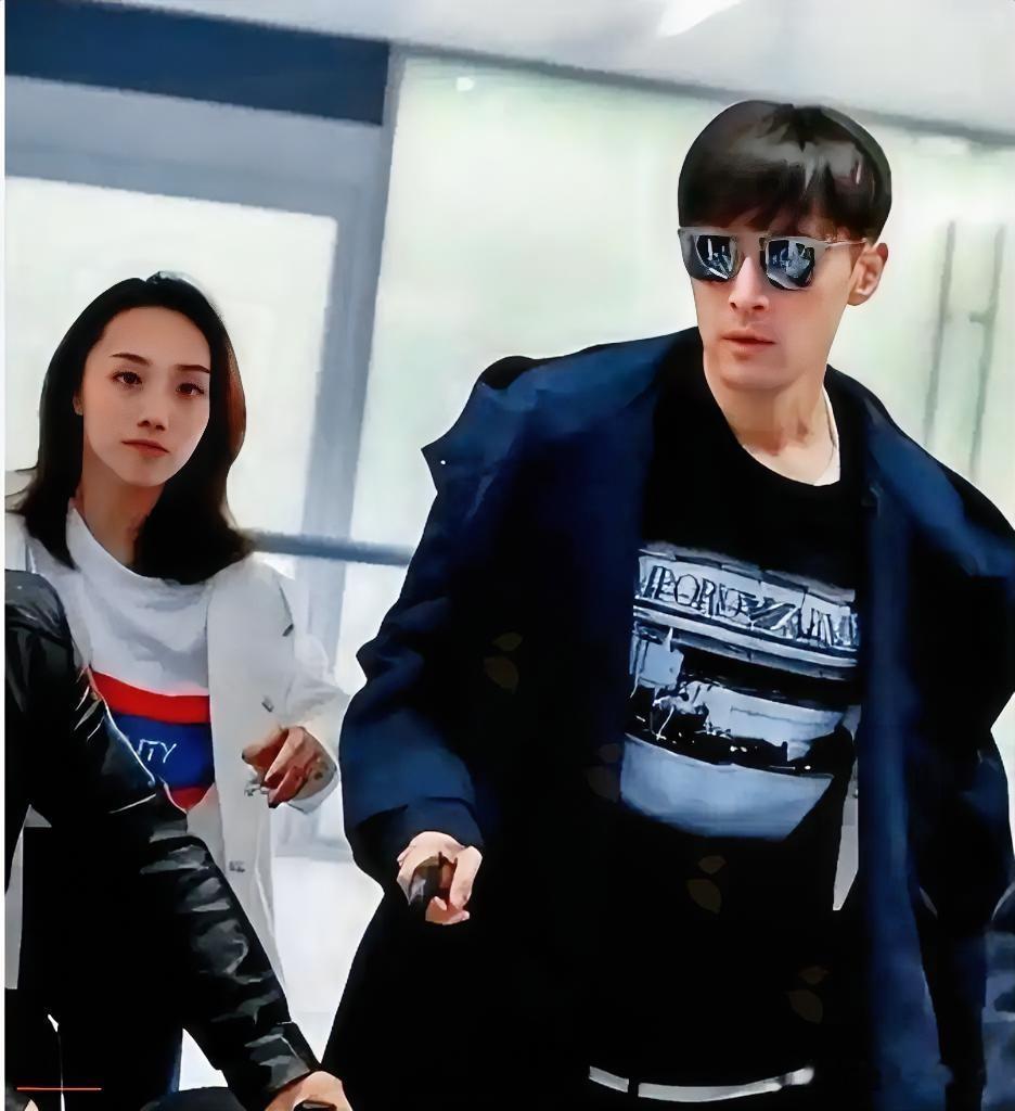 胡歌之所以会看上黄曦宁并不是因为黄曦宁长得特别好看也不是因为黄曦宁家境特别富而是因为黄曦宁特别懂胡歌