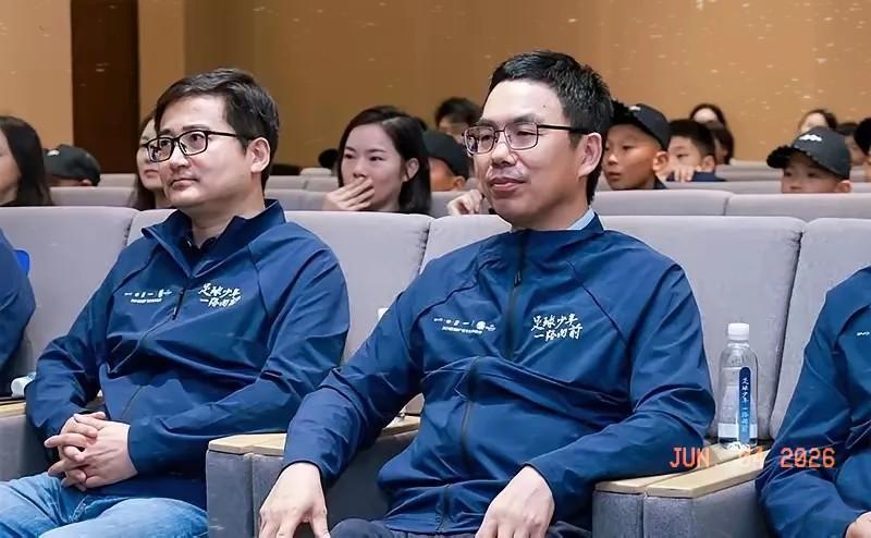 董路没等来足协的动静，倒先收到了比亚迪一份实打实的“大礼”。比亚迪官宣跟“中