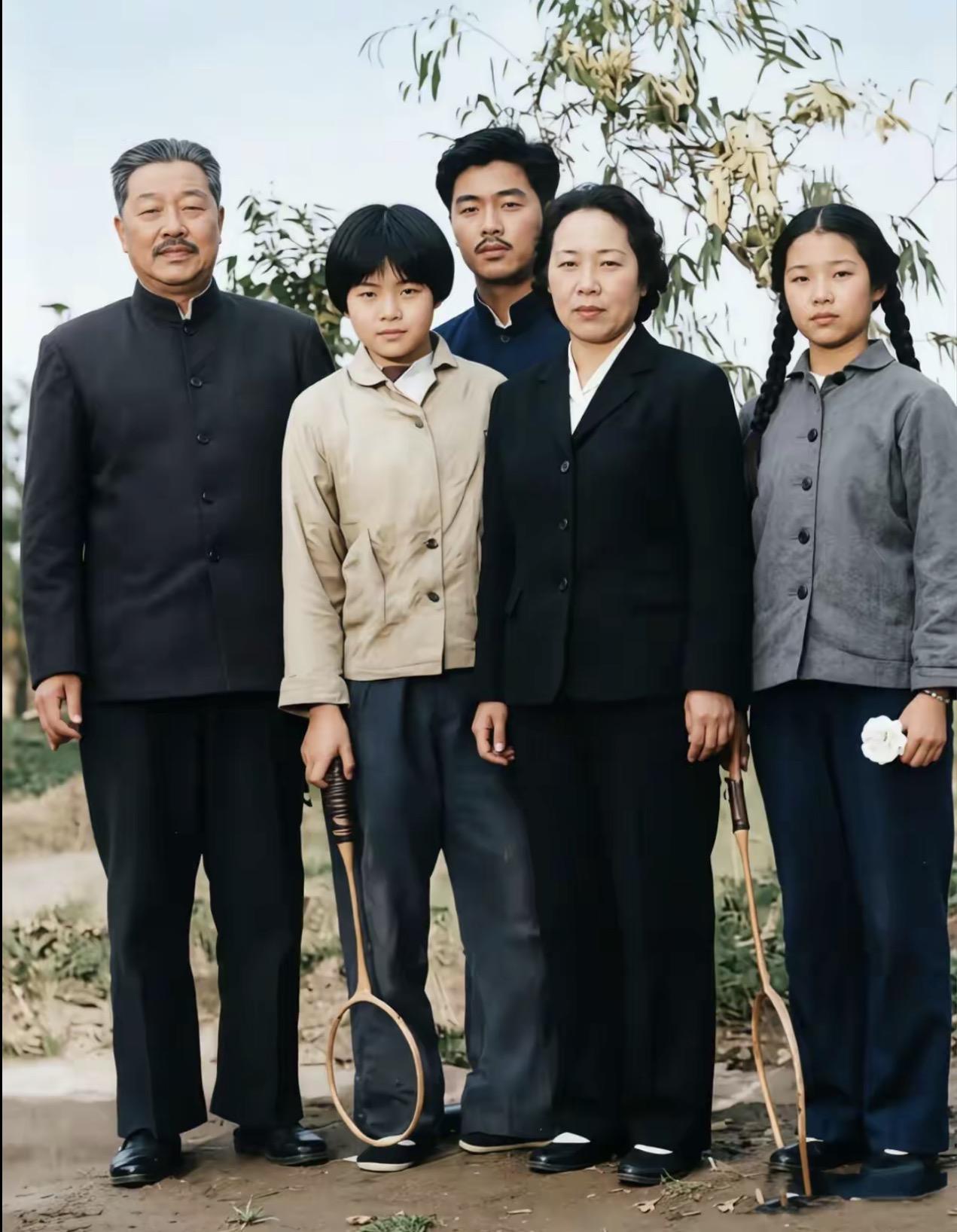 下图是贺龙元帅1964年与家人拍摄的一张全家福，图中分别是贺龙、女儿贺晓明、独子