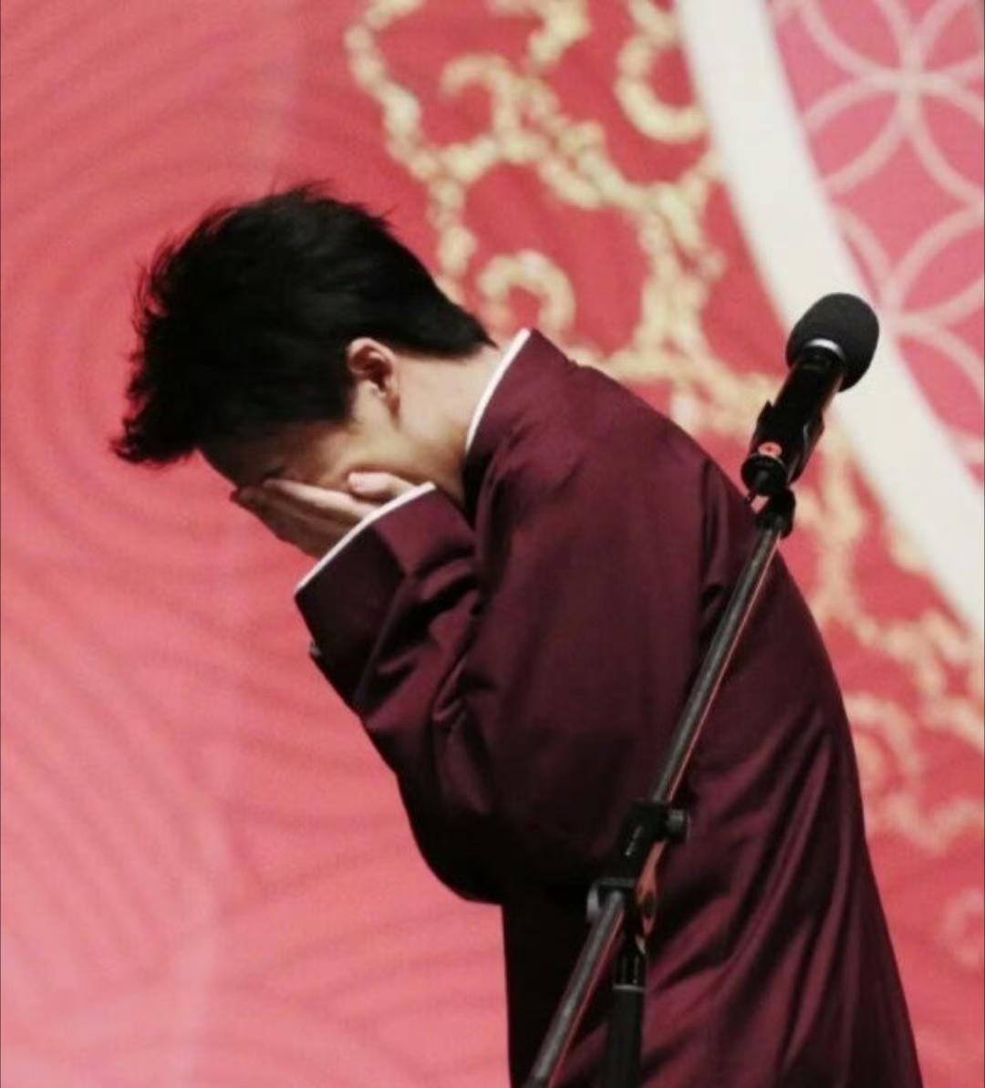 郭麒麟这波恋情一曝，网友直拍大腿：爹在前面惹事上热搜，儿子在后头谈个爱，轻飘飘把