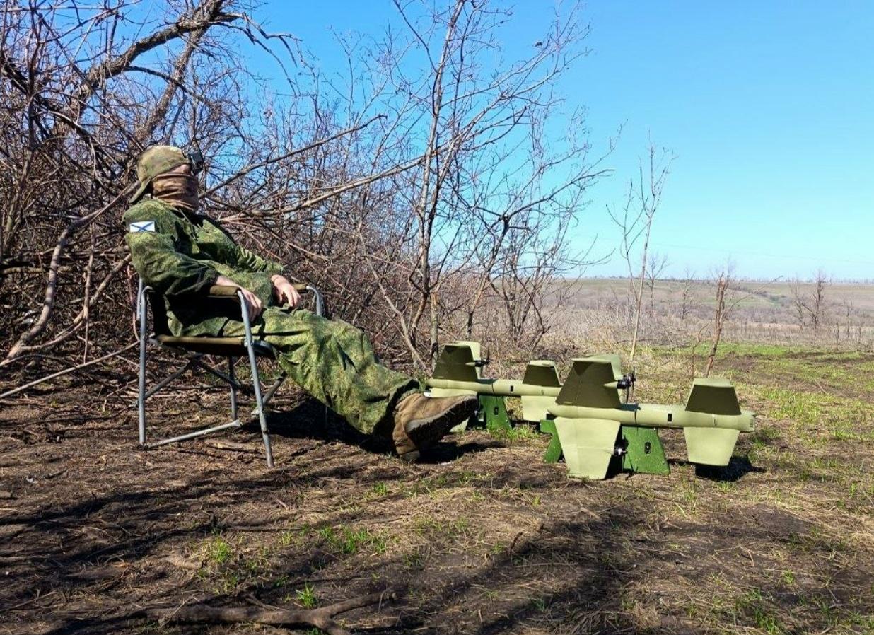 俄军海步的无人机操作员在战斗间隙中休息。真惬意。实际上仍处于战斗值班中。