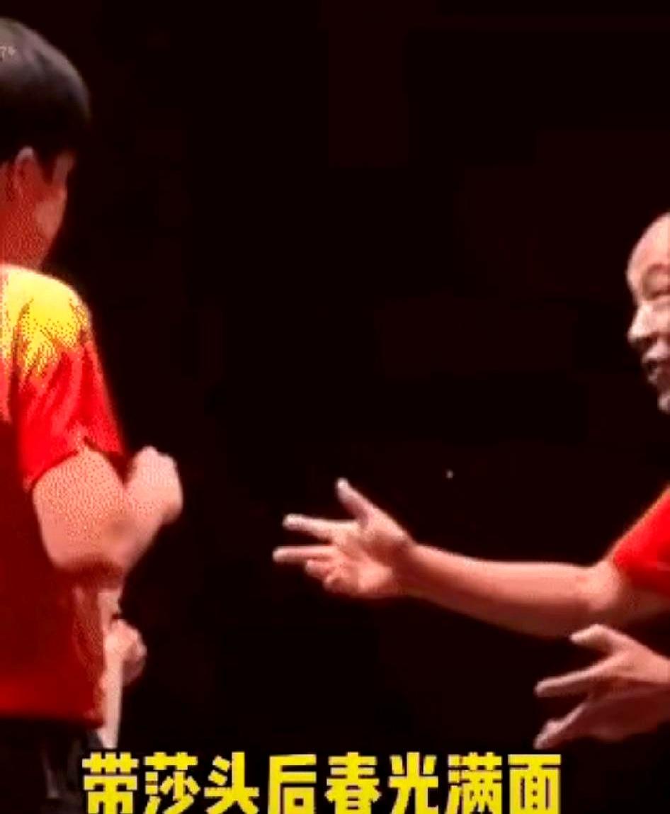 肖指导看到优秀莎莎头头，脸都笑歪了，以前那个不苟言笑的肖指导不见了，他现