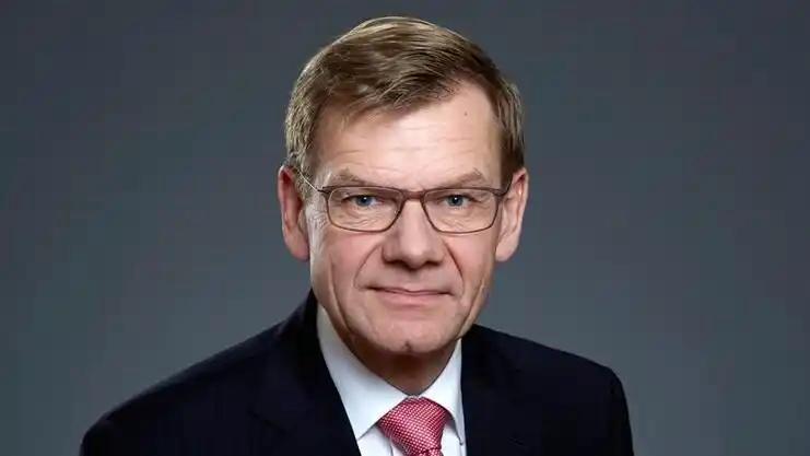 德国外长宁做“贱骨头”，也要在中美中间选边站2月2日，德国外长瓦德富尔在新加