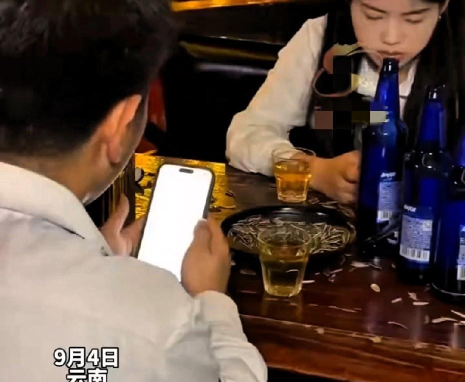 “用这样的方式约会，何必呢？”近日，云南，一酒吧里，出现了一对正在约会的小情侣，