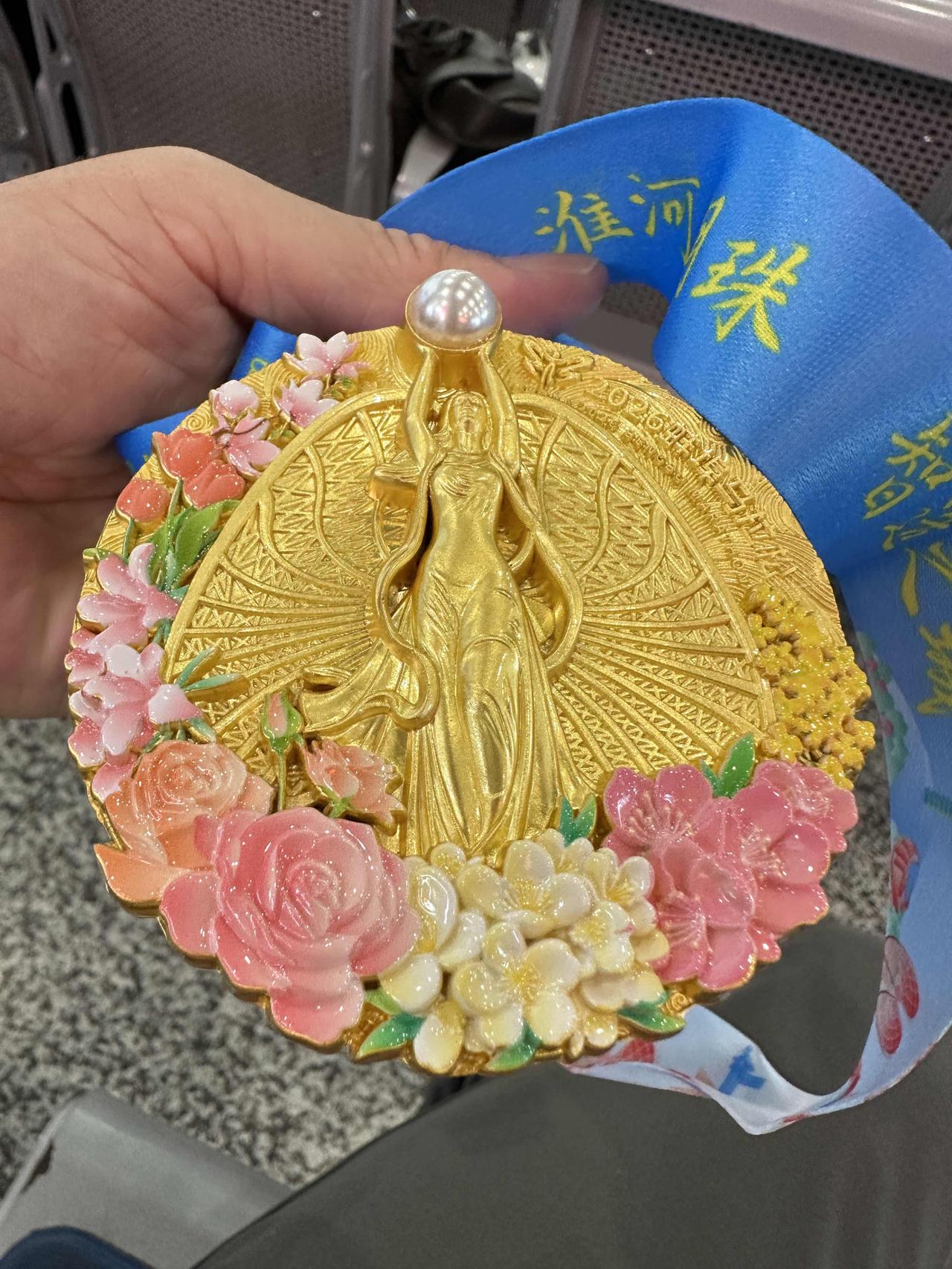 4小时24分完成蚌埠马拉松一路阳光灿烂，很少有遮挡的树荫，好在气温不算太高，总算