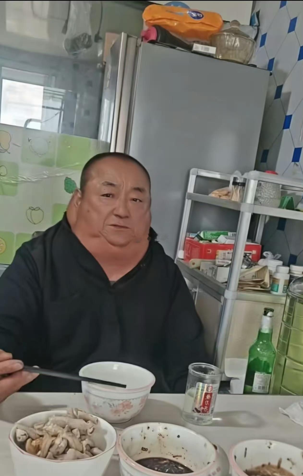 大哥一看就不是一般人，吃的也不错