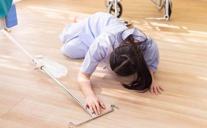 胳膊都摔断了，医生白纸黑字写着"需继续休养"，公司硬是不认账，非逼着人带伤上班。