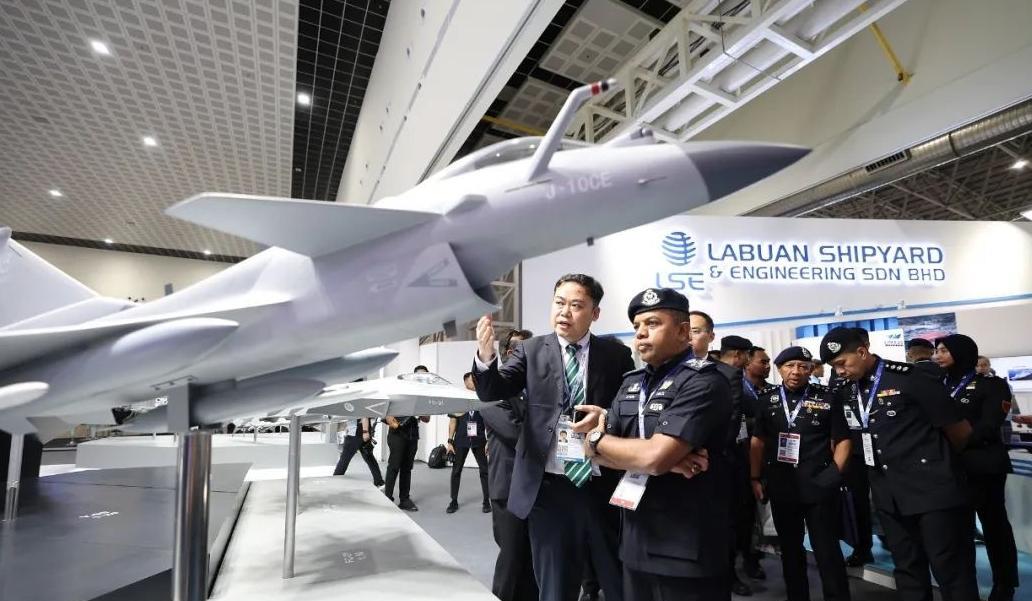南空军代表团参观马来西亚航空展的歼10C战机展台，表现出了兴趣。越南那批很老的苏