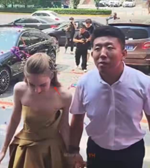 四川一个小伙子，身高1米68，长相普通，在国内相亲市场几乎是“小透明”。但他在西