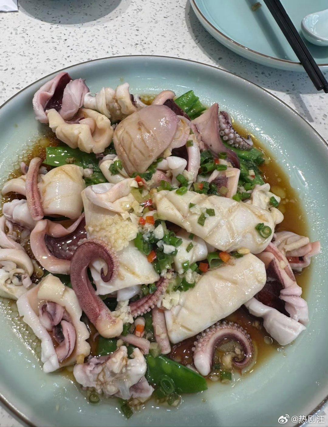 过年两个菜，左边和右边，你会怎么选？