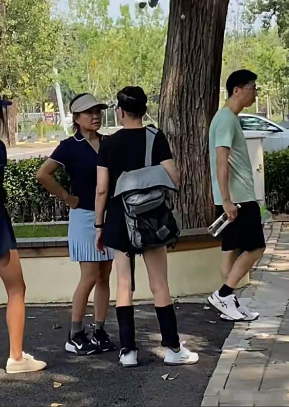 66岁宋丹丹和李静在朝阳公园打球锻炼的照片曝光，宋丹丹的腿部状态看上去比40