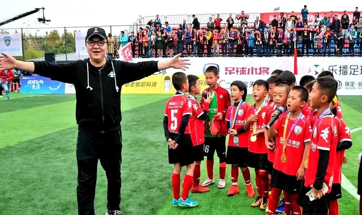 草根逆袭！铁路局出身的他，竟带国少队踢出了奇迹