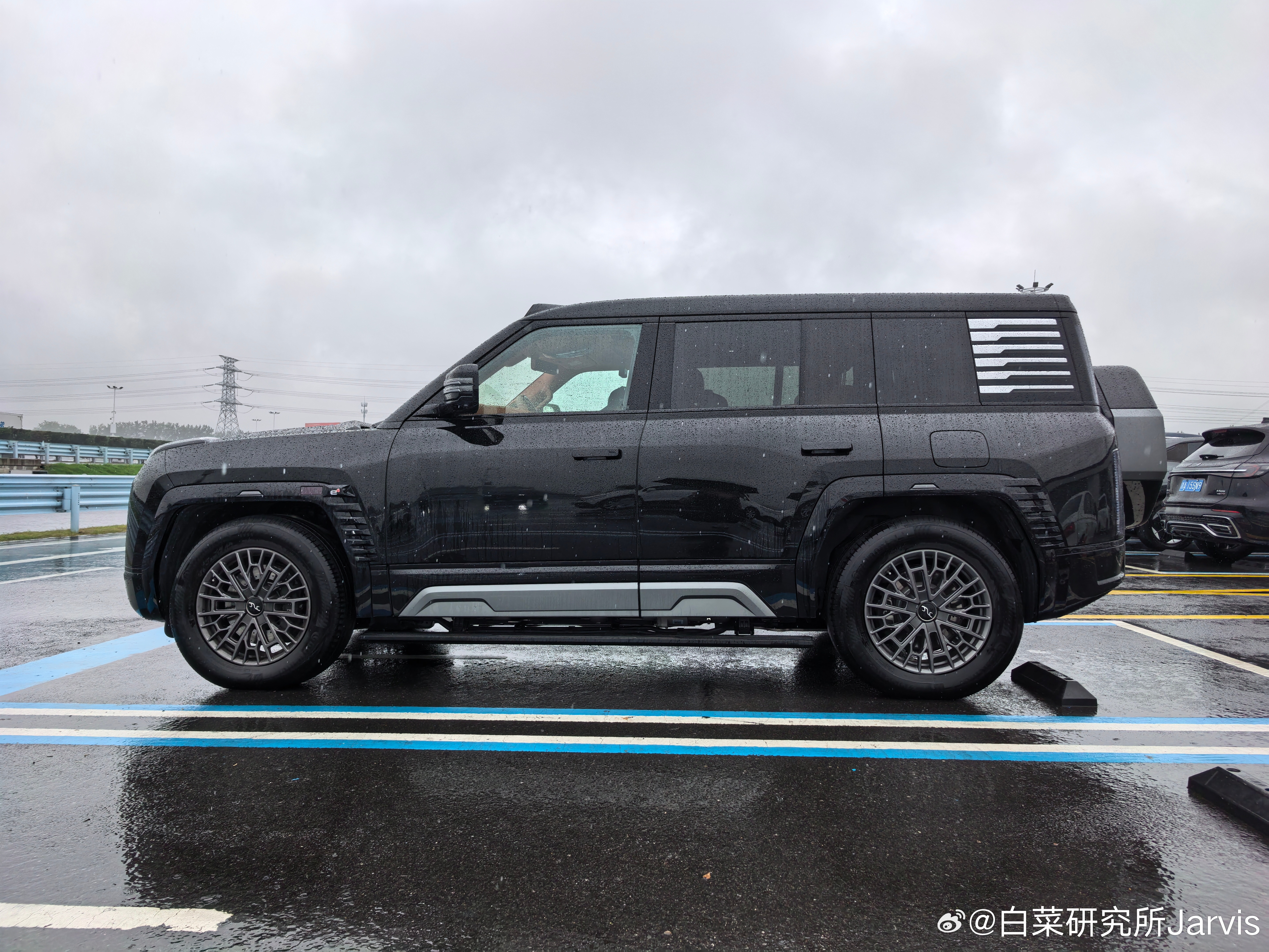 赶路！U8开着是安心不少，雨天不虚、大货也不太慌、大家也不敢碰我[吃瓜]大v聊车
