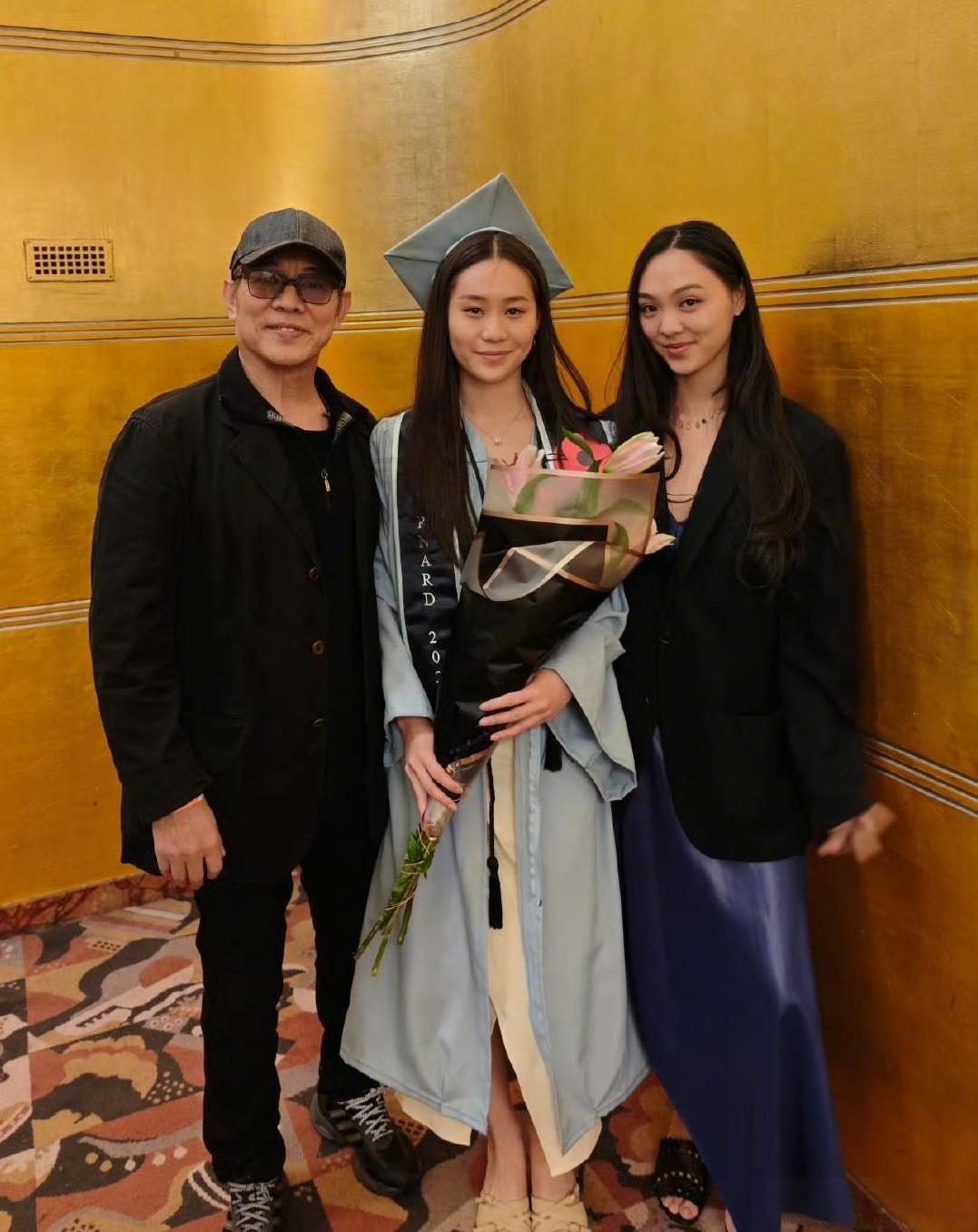 李连杰参加小女儿Jetta的毕业典礼，她的毕业学校居然是哥伦比亚大学附属的巴纳德