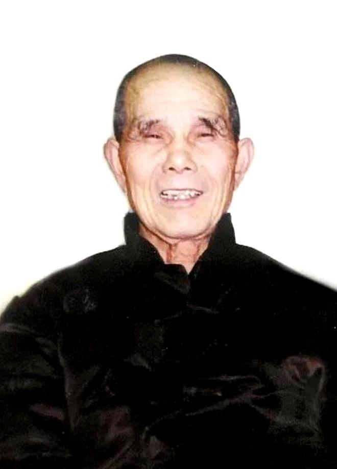 1952年，朝鲜五圣山上，一名美军大白天光着身体朝我军阵地撒尿，新兵陈凤楼违反纪